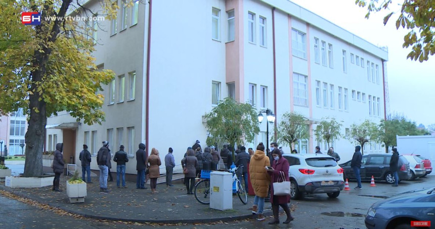 Veliki broj ljudi satima čeka na testiranje u Bijeljini