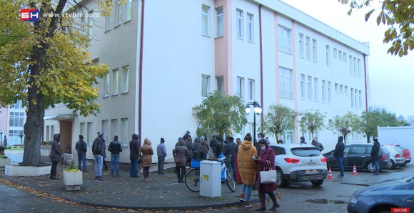 Veliki broj ljudi satima čeka na testiranje u Bijeljini
