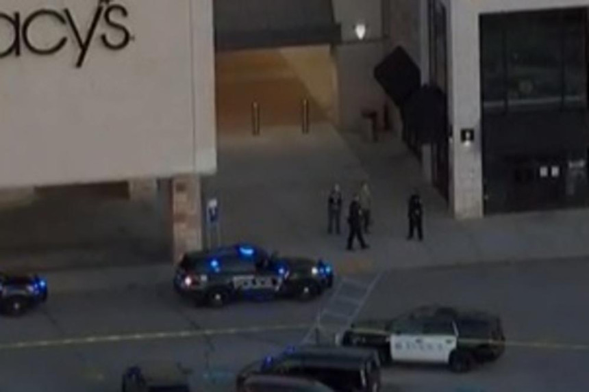 SAD: U pucnjavi u tržnom centru osmoro ranjenih