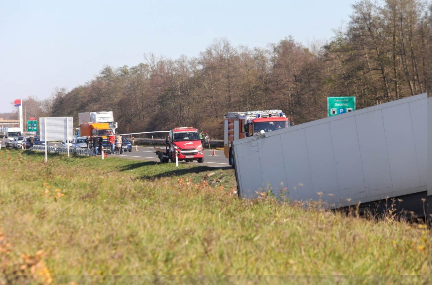 Sudar kamiona i kombija, četiri osobe poginule