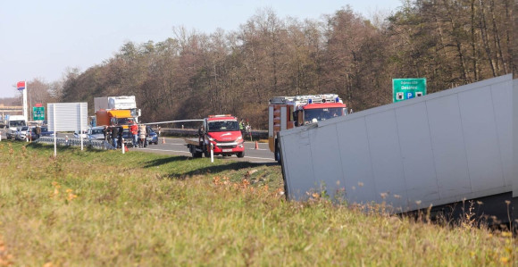 Sudar kamiona i kombija, četiri osobe poginule