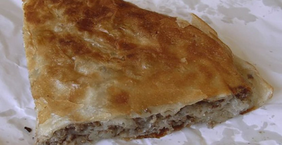 Kažnjen sa 400 evra jer je jeo burek bez maske, buregdžinica nudi da plati kaznu!