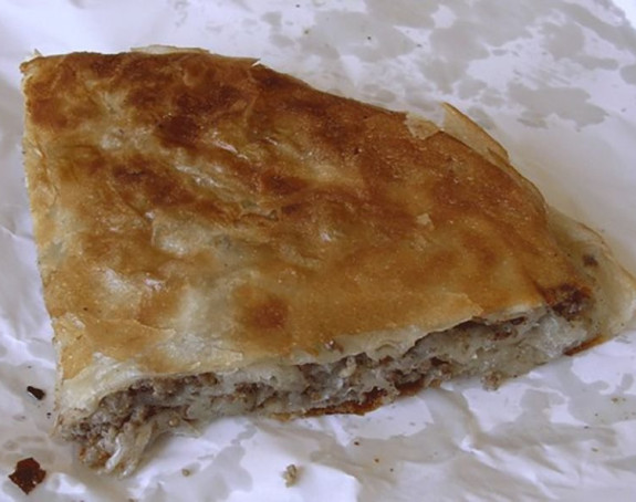 Kažnjen sa 400 evra jer je jeo burek bez maske, buregdžinica nudi da plati kaznu!