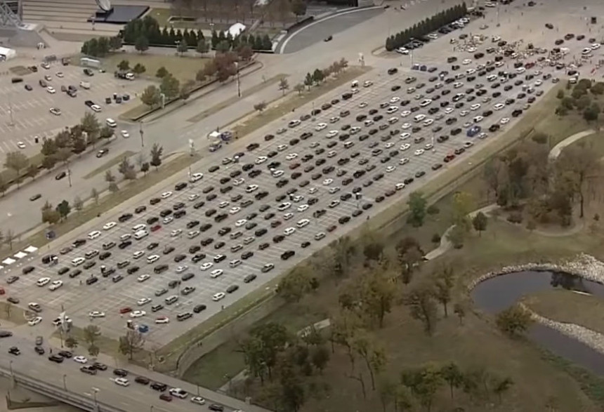 SAD: Više hiljada ljudi u koloni za pomoć