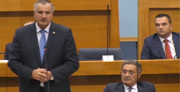 SKANDAL: Vlada RS traži od NSRS da tri godine krši zakon