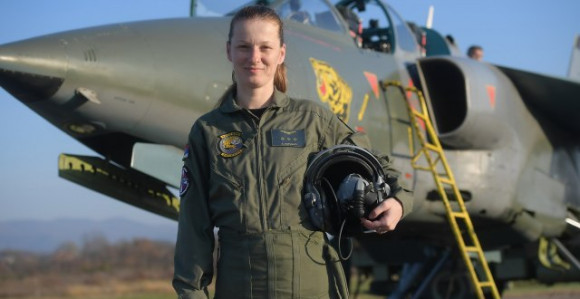 Kapetan Ana Perišić - prva žena pilot Vojske Srbije