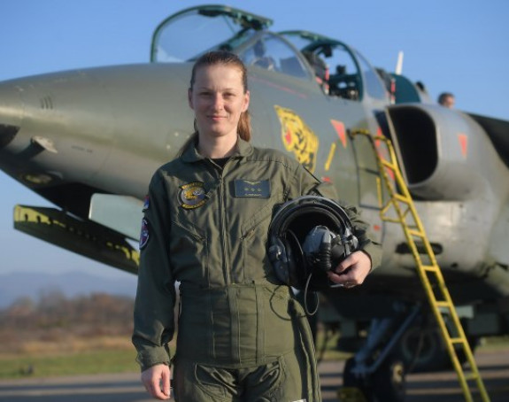 Kapetan Ana Perišić - prva žena pilot Vojske Srbije