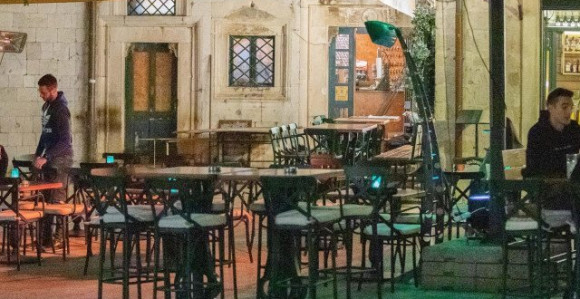 Zatvaraju se kafići, prelazi se na onlajn nastavu