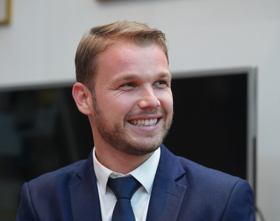 Stanivuković pruža ruku Radojičiću