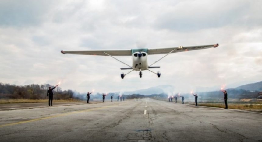 Biznismen iz Tuzle sletio avionom i zaprosio djevojku