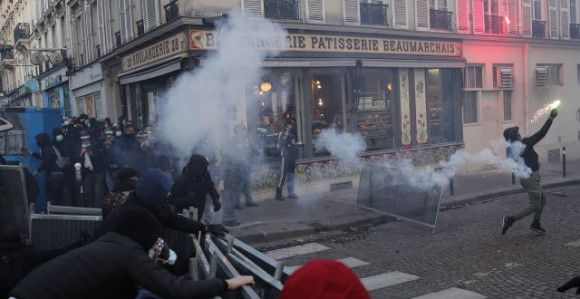 Pariz: Suzavac na maršu protiv policijskog nasilja