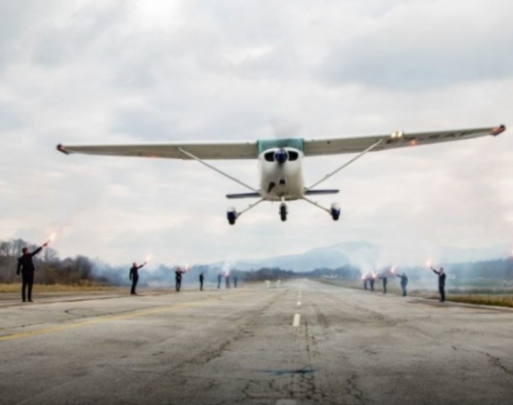 Biznismen iz Tuzle sletio avionom i zaprosio djevojku