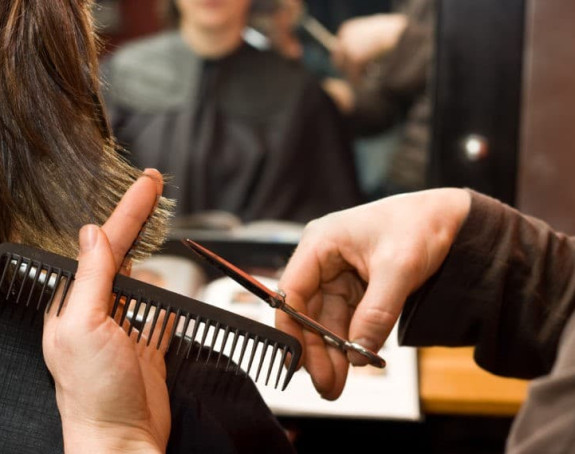 У Паризу отворени фризески салони, редови за шишање