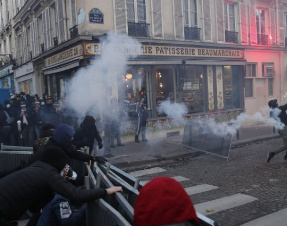 Париз: Сузавац на маршу против полицијског насиља