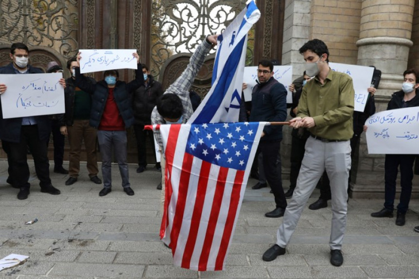 Ирански студенти палили заставе САД и Израела
