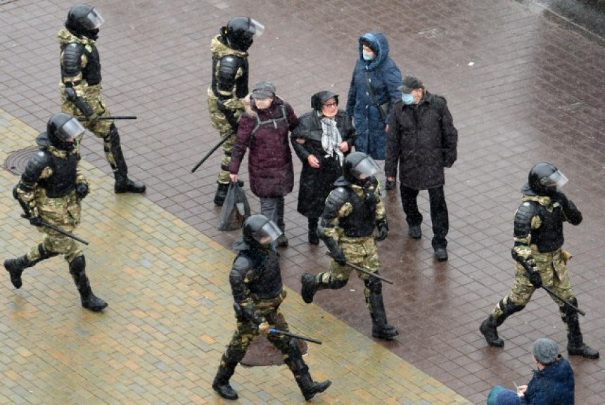 Penzioneri izašli na ulice Minska; "Ne tuci me, sine"