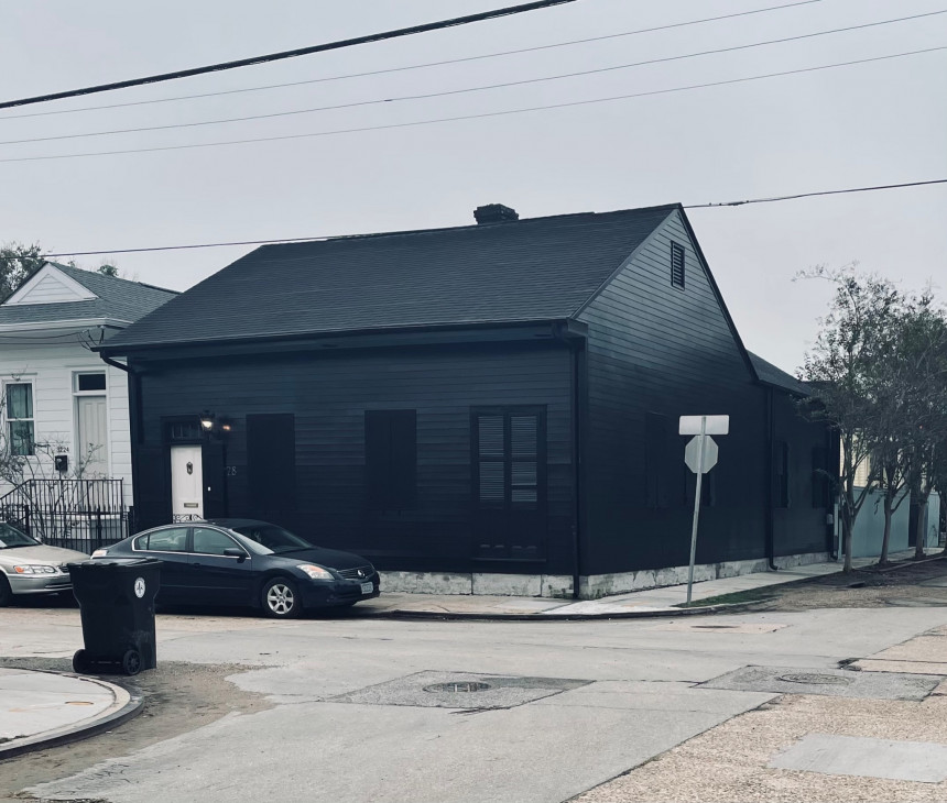 Због "црне" 2020. године једна Американка офарбала и кућу у црно!