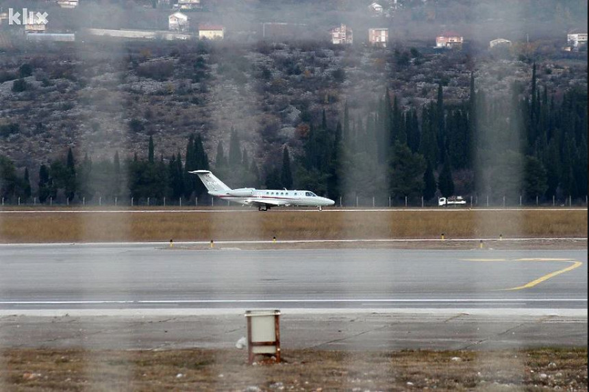 Višemjesečnu blokadu prekinuo avion sa Dodikom