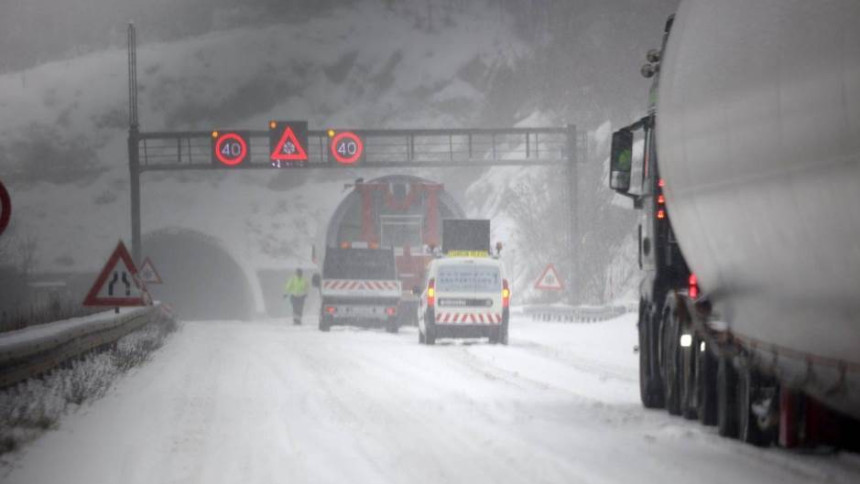 Haos u saobraćaju zbog snijega, kolone i zastoji