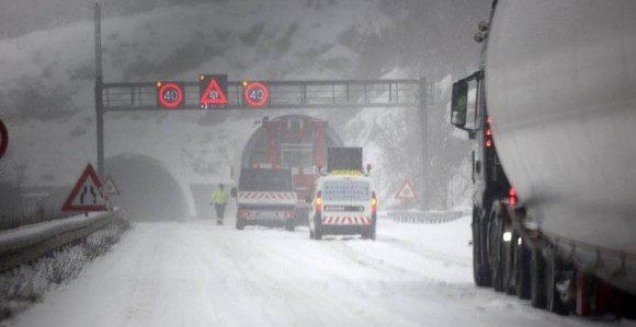 Haos u saobraćaju zbog snijega, kolone i zastoji