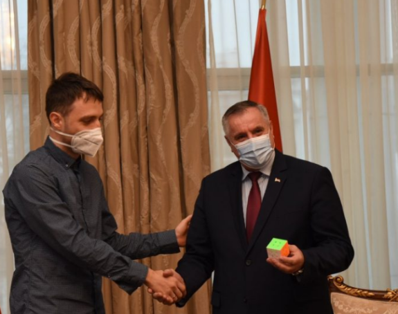 Slika se i obećava pomoć i podršku, pa smanjuje izdvajanja