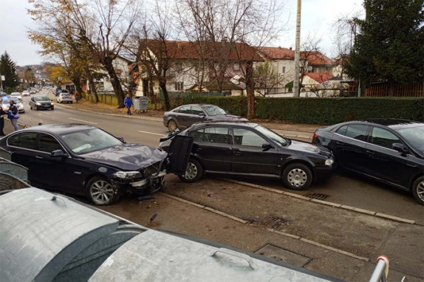 Судар у Бањалуци: Возачу позлило, три аута слупана