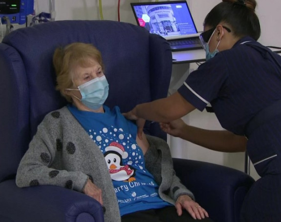 Prva osoba na svijetu primila "Pfizer" vakcinu