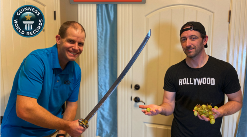 Mačem za minut isekao 68 zrna grožđa balansirajući na dasci! (VIDEO)