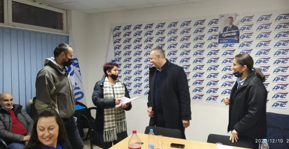 Jovičić u Brčkom uručio članske karte novim članovima DNS-a