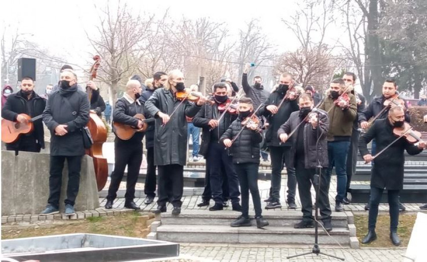 Džej Ramadanovski sahranjen uz zvuke 50 violina