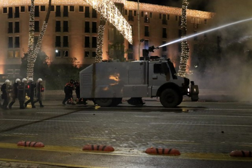 Haos: Centar Tirane obezbjeđuje 1.500 policajaca