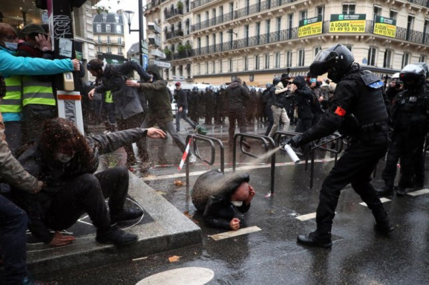Нереди у Паризу: Хапшења, упади, водени топ...