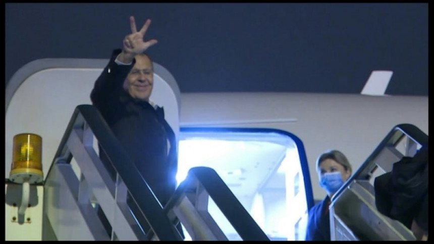 Када је улазио у авион са три прста поздравио грађане