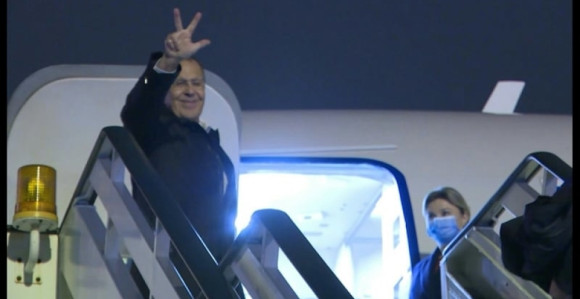 Kada je ulazio u avion sa tri prsta pozdravio građane