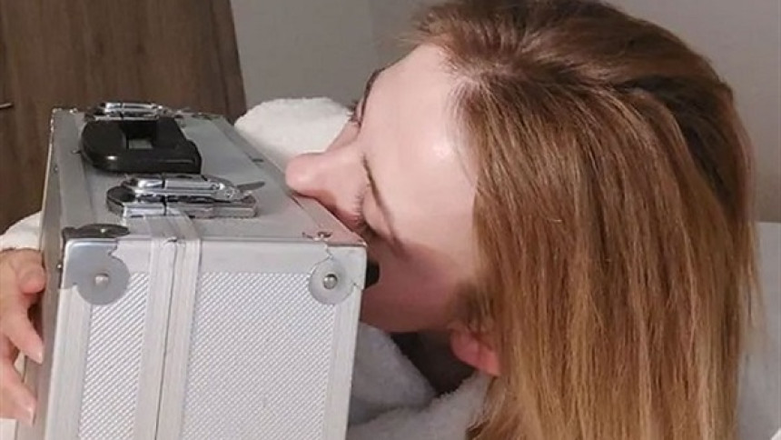 Devojka se udala za akt tašnu!?