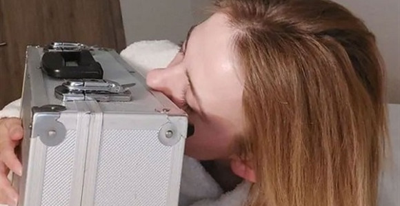 Devojka se udala za akt tašnu!?