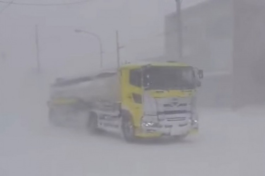 Snijeg blokirao vozila, angažovana vojska (VIDEO)