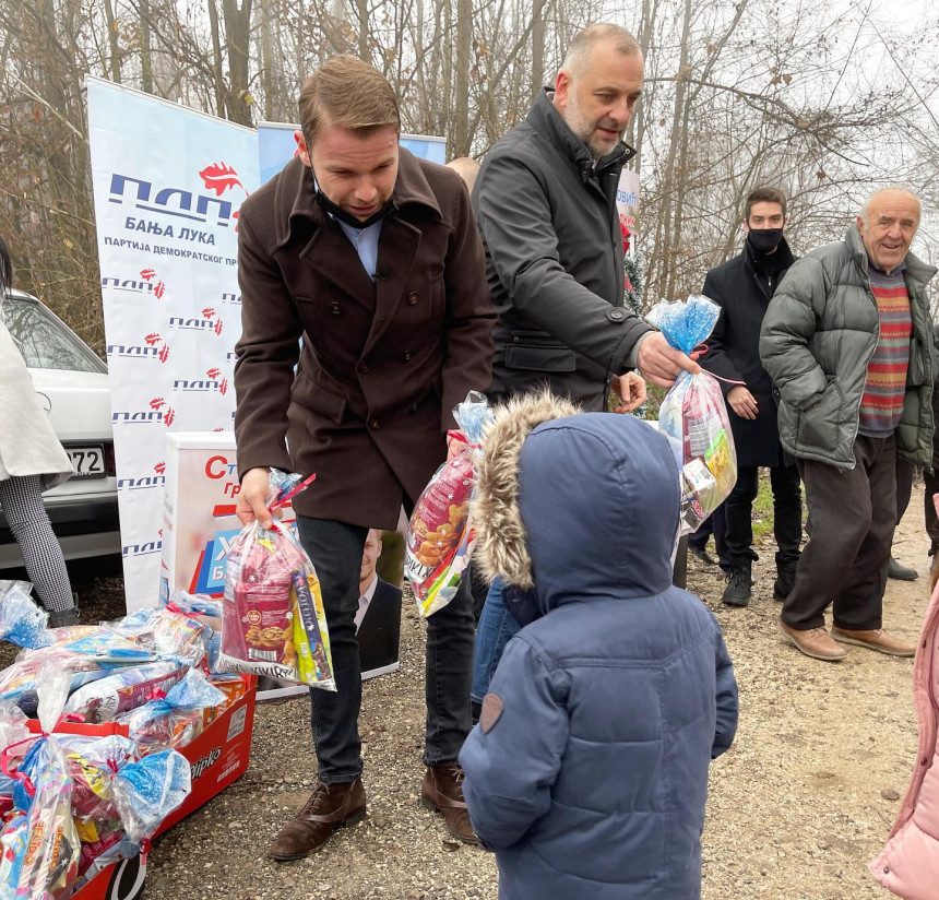 Нови градоначелник малишанима дијелио пакетиће