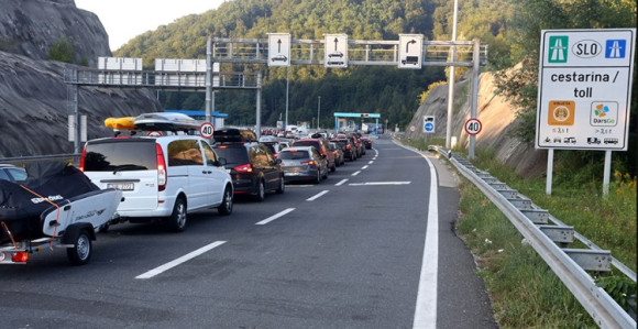 Kilometarske kolone: Dijaspora ipak krenula u Srbiju?