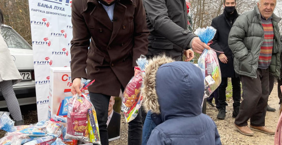 Novi gradonačelnik mališanima dijelio paketiće