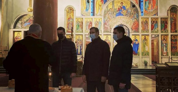 Vučić sa bratom i sinom osveštao slavski kolač