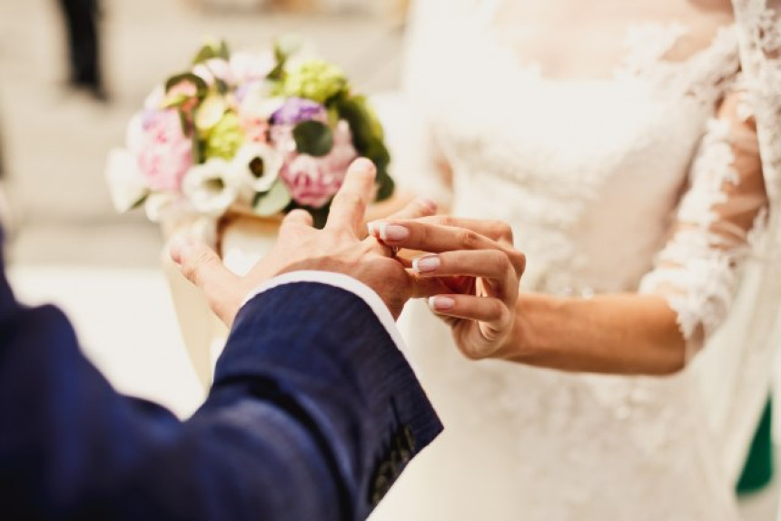 Пронашли начин да направе свадбу са 10.000 гостију