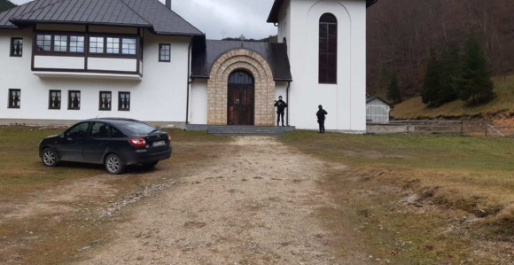 Osumnjičeni za ubistvo monaha otpušten iz bolnice