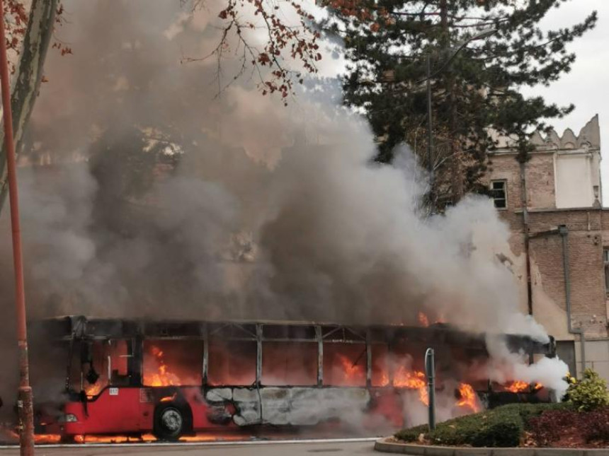 Изгорио у пламену градски аутобус у Нишкој Бањи