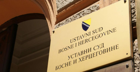 Neustavna naredba o zabrani kretanja i nošenja maski