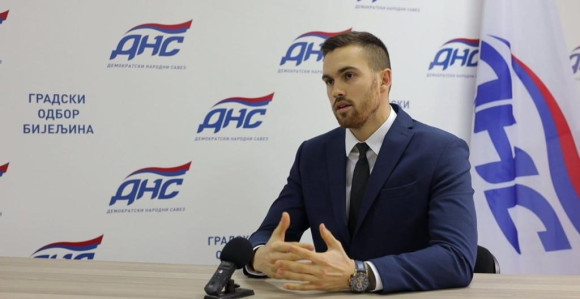 Radnici "Vodovoda" rade na izgradnji privatnih vikendica