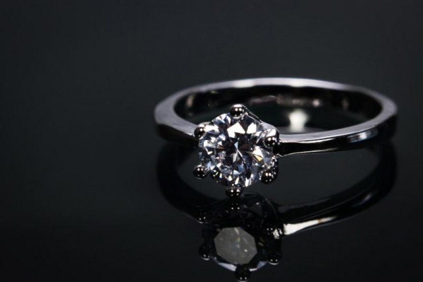 Погледајте прстен са више од 12.000 дијаманата