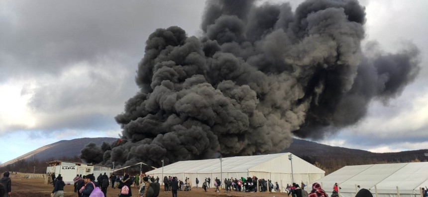Велики пожар у мигрантском кампу код Бихаћа