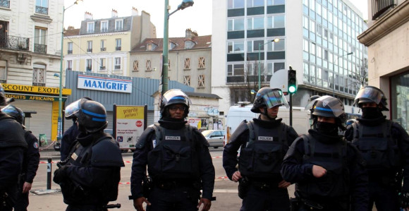 Francuska: Ubijena tri policajca, četvrti ranjen