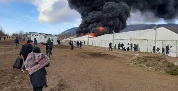 Dramatično u kampu, povukli se svi osim migranata